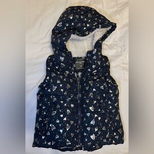 Girls Puffer Vest
Real Clothing 
Size 1-2 years
Clolor Navy with silver